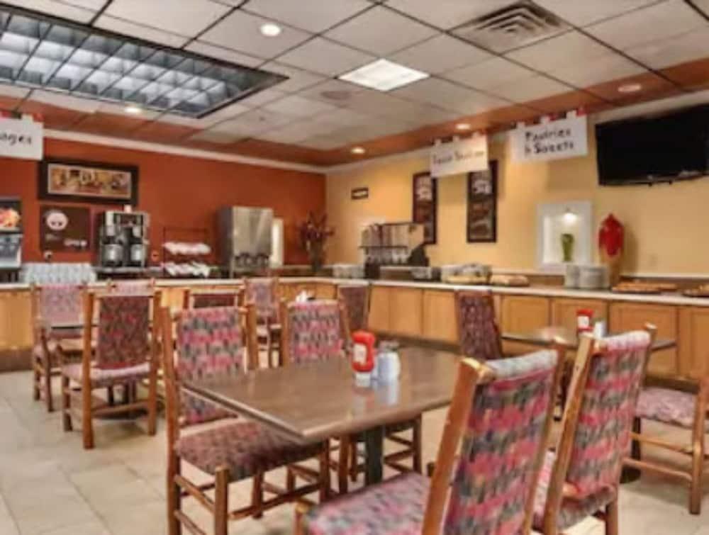 Suburban Studios, Kearney Bagian luar foto
