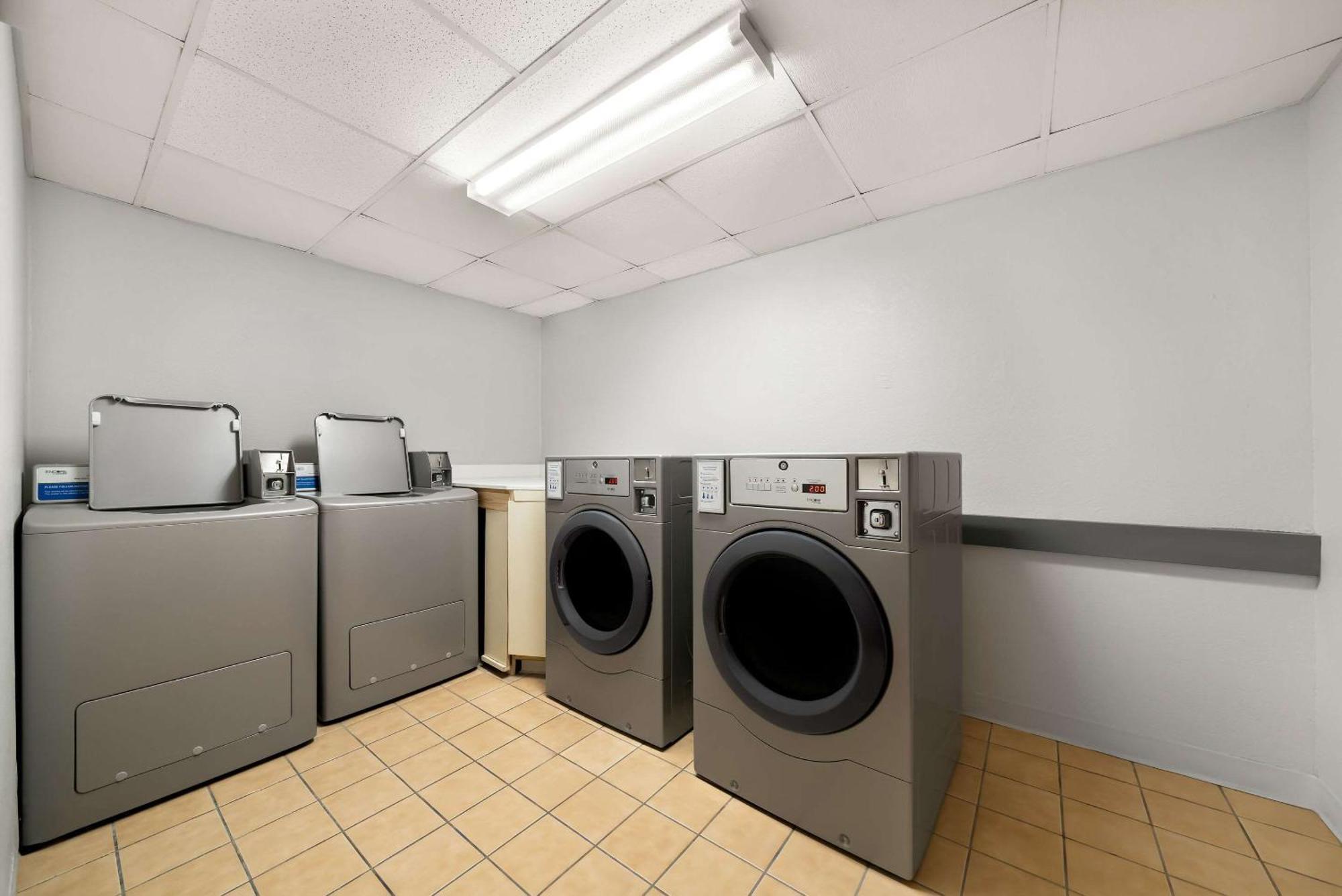 Suburban Studios, Kearney Bagian luar foto