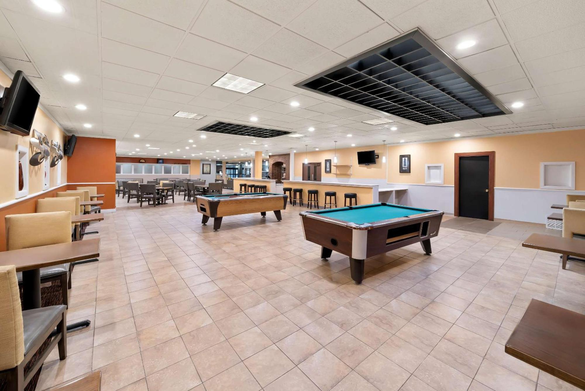 Suburban Studios, Kearney Bagian luar foto