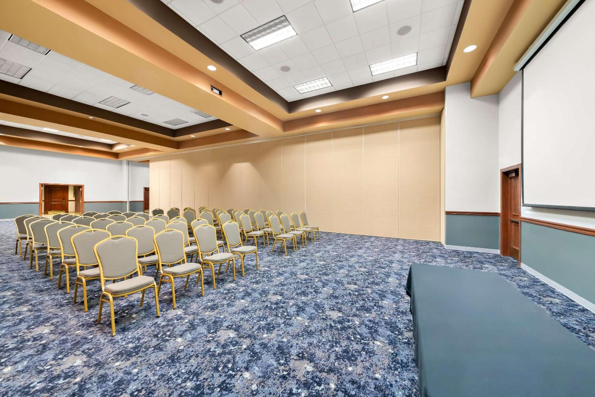 Suburban Studios, Kearney Bagian luar foto