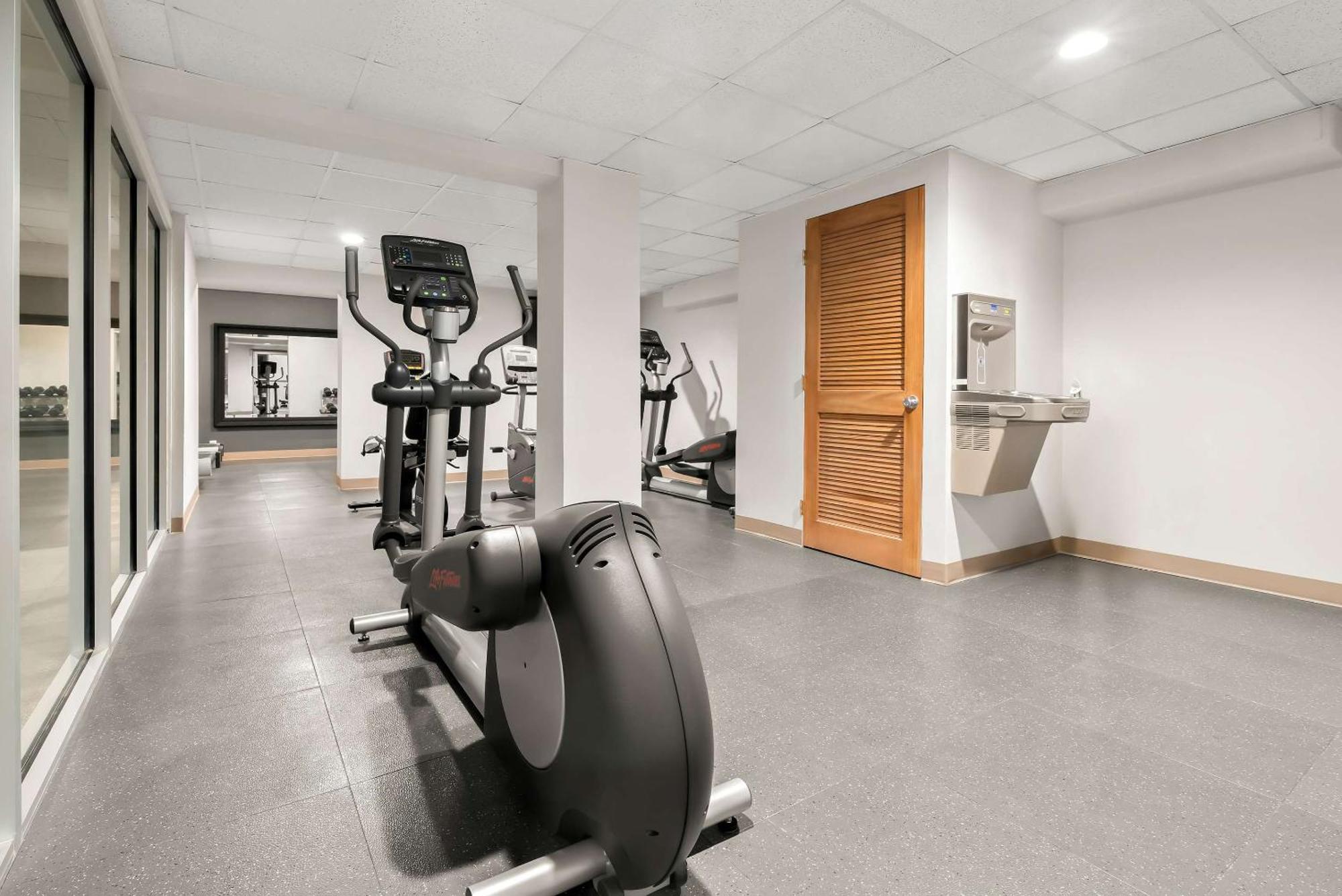 Suburban Studios, Kearney Bagian luar foto