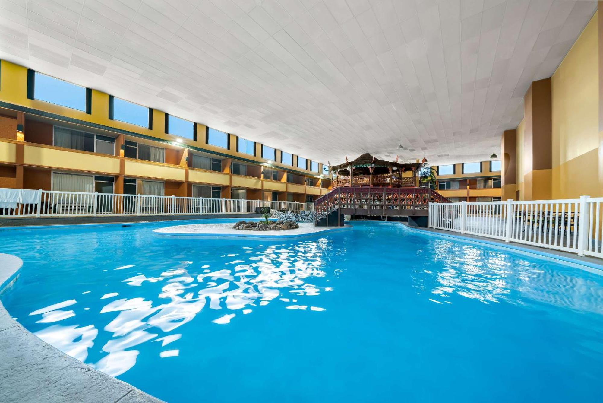 Suburban Studios, Kearney Bagian luar foto