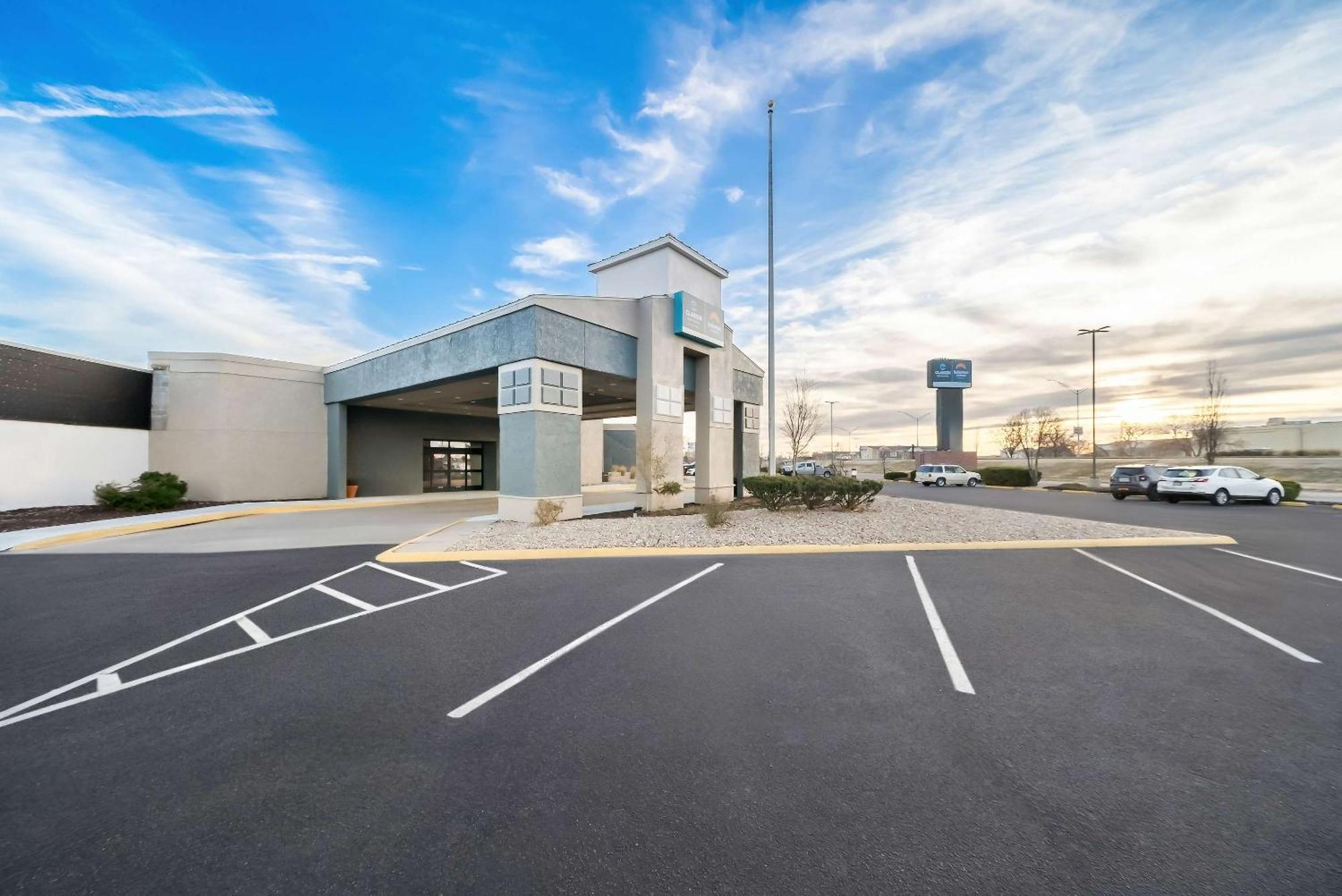 Suburban Studios, Kearney Bagian luar foto
